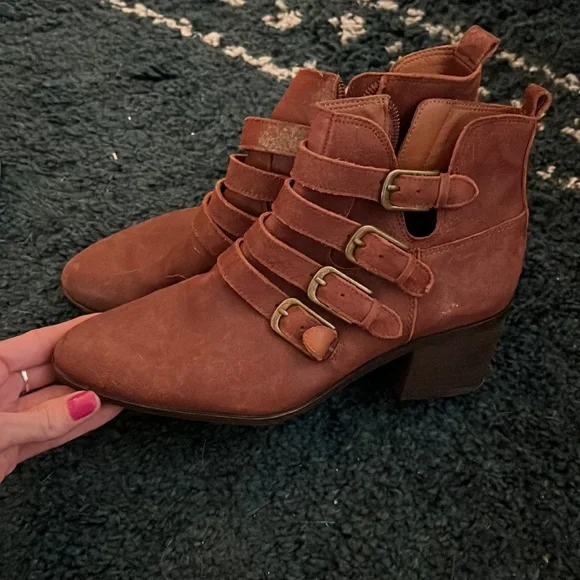 Lucky Brand Booties. Size 8 Medium. Redish Brown color - Picture 1 of 2